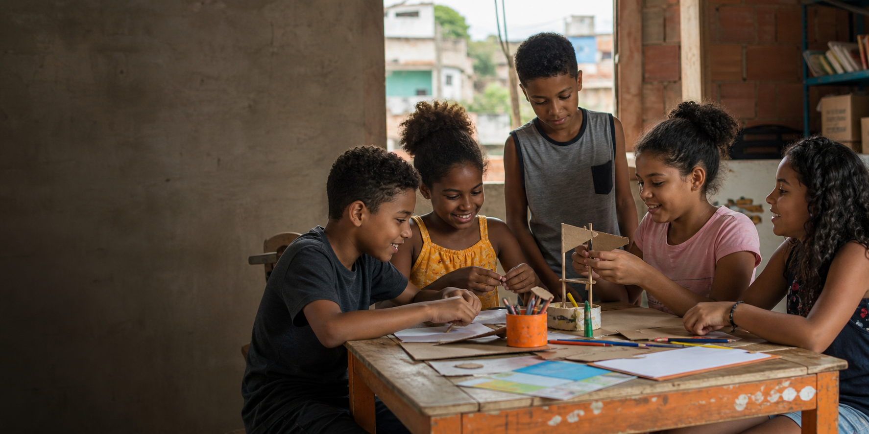 Crianças aprendendo e construindo juntas em um espaço de criação